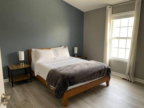 布卢明顿Luxury Townhome 2 Remodeled February 2021的一间卧室设有一张床和一个窗口