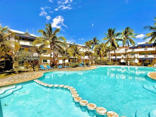 弗利康弗拉克Azur - Résidence Le Dattier的棕榈树度假村的游泳池