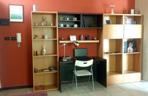 雷焦卡拉布里亚La Casita的客房设有带电脑和书架的书桌。