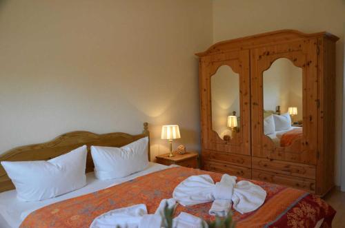 萨斯尼茨Villa Johanna mit herrlichem Seeblick的一间卧室配有一张床,上面有两条毛巾