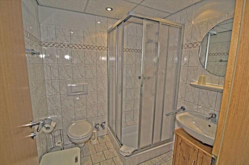 萨斯尼茨Villa Seeblick Apartment 307的带淋浴、卫生间和盥洗盆的浴室
