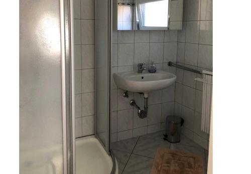 MarlowFerienhaus Karger的一间带水槽和淋浴的浴室