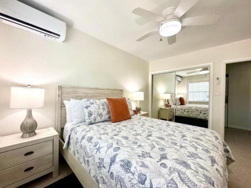 乔治敦Snug Harbour View Condo #2的一间卧室配有一张床和吊扇