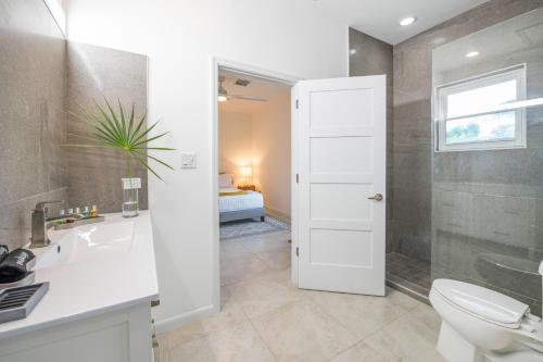 North SideThe Mastic Sunnyhill Cottage的浴室配有卫生间、盥洗盆和淋浴。