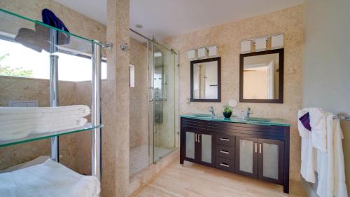 西湾Seven Mile View Condo #2的带淋浴、盥洗盆和镜子的浴室