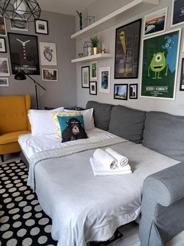 卡托维兹Gryfny Grubiorz的一间卧室配有两张床、毛巾和墙上的照片