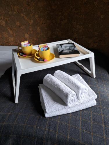 卡托维兹Gryfny Grubiorz的一张带2杯咖啡和毛巾的白色咖啡桌