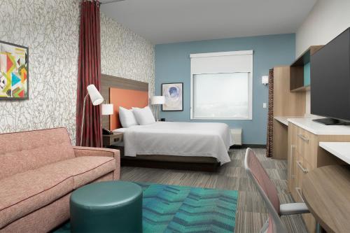 迈阿密Home2 Suites By Hilton Miami Doral West Airport, Fl的酒店客房,配有床和沙发