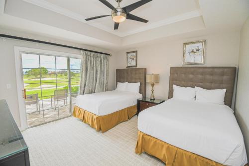 基西米Reunion Resort & Golf Club的酒店客房设有两张床和一个阳台。