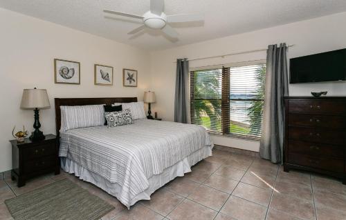 乔治敦Georgetown Villas #201的一间卧室配有一张床和吊扇