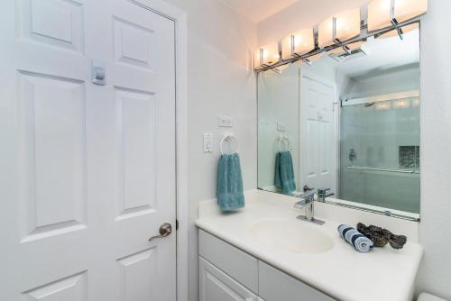 乔治敦Georgetown Villas #201的白色的浴室设有水槽和镜子