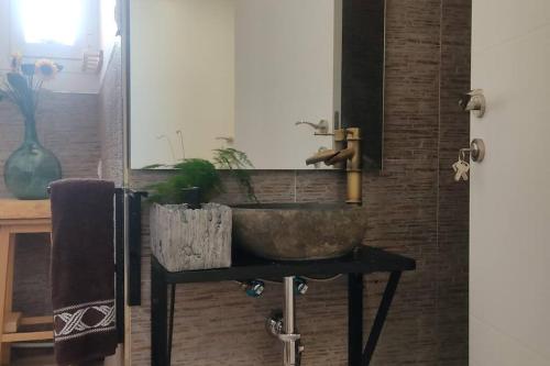 马德里德霍斯Finca El Pilar的一间带石制水槽和镜子的浴室