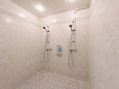 许温凯Paritalohuoneisto, semi-detached house的带淋浴喷头的浴室