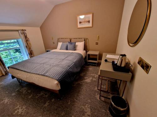 IrvinestownCastle Irvine Estate的一间小卧室,配有一张床和镜子