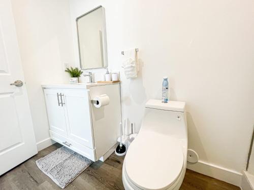 洛杉矶Cozy Habitat的白色的浴室设有卫生间和镜子