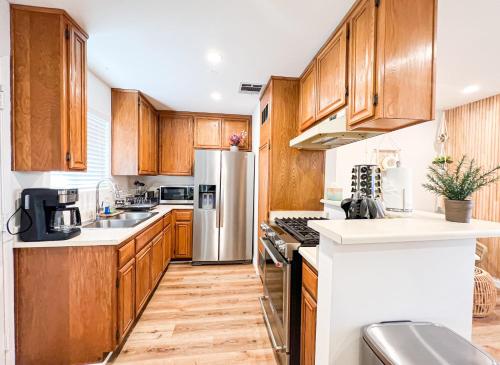 洛杉矶Comfy 2-bedroom home in Hollywood的厨房配有木制橱柜和不锈钢用具