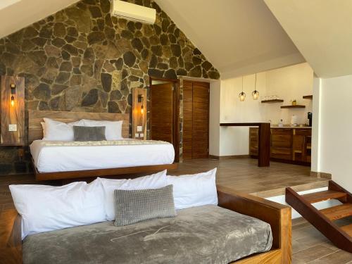 恩塞纳达港7 Valles的酒店客房,设有两张床和一张沙发