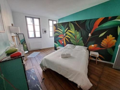 图勒Tulle - quartier historique的一间卧室配有一张壁画床