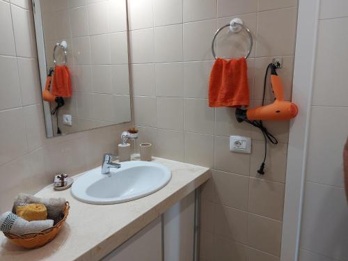 圣米格尔德阿沃纳Apartamento Golf del Sur的一间带水槽和镜子的浴室