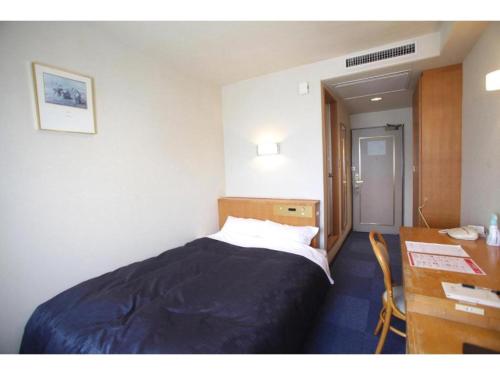 日田市Hotel Socia - Vacation STAY 53748v的酒店客房配有一张床、一张书桌和一张书桌。