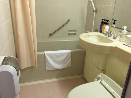 日田市Hotel Socia - Vacation STAY 53748v的浴室配有盥洗盆、卫生间和浴缸。