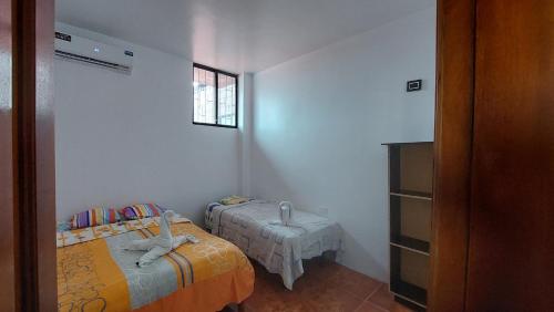 巴克里索莫雷诺港CASA DE NOELIA的一间小卧室,配有两张床和窗户