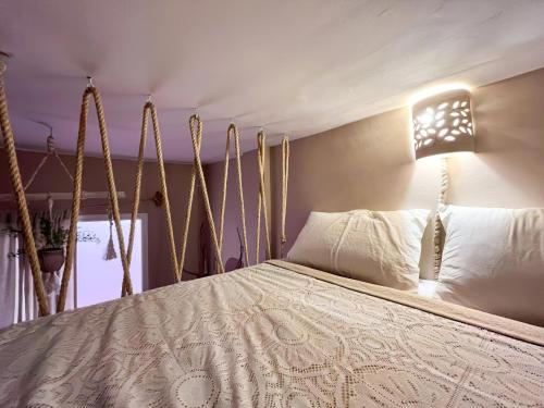 塔姆拉赫特乌兹达尔Desart Hostel的卧室配有带白色棉被的床