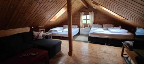 雷克霍特Geysir - Modern Log Cabin的阁楼间 - 带两张床和一张沙发