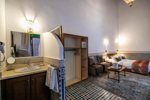 非斯Riad Fes Ziyat & Spa的一间带水槽的浴室和一间带床的房间