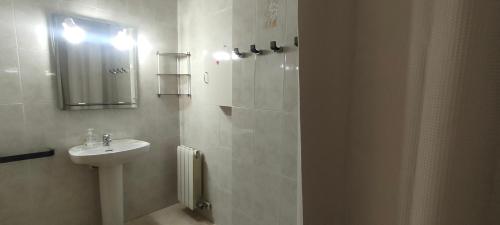 Bellvei del PenedesCasa Miravent的白色的浴室设有水槽和镜子