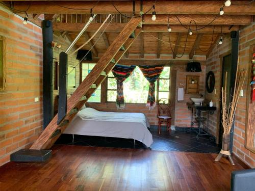 里奥内格罗Rancheria Loft Chalet, lago privado的卧室配有砖墙内的床铺