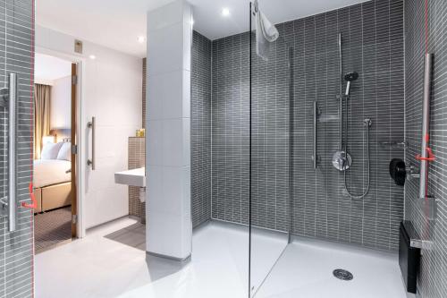 霍利希尔顿伦敦盖特威克机场酒店的带淋浴的浴室和玻璃门