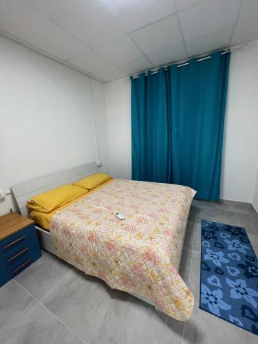 ElmasCasa Ilaria的一间卧室配有床和蓝色窗帘