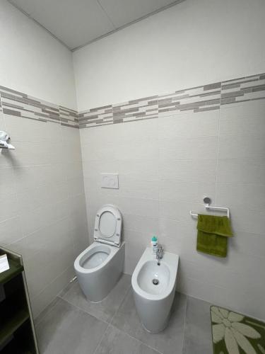 ElmasCasa Ilaria的白色的浴室设有卫生间和坐浴盆。