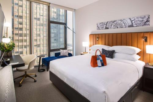 芝加哥Arlo Chicago的酒店客房设有一张大床和一张书桌。