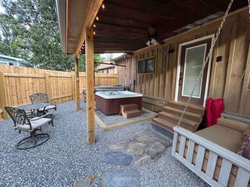 Blissful Nook Tiny Home ~ Cozy Retreat w/ Hot Tub; near Town and Deep Creek