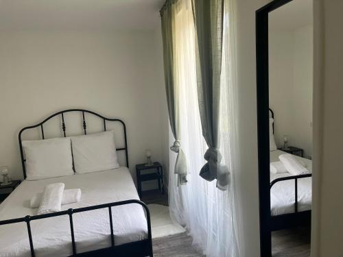 塞纳河畔埃皮奈Oisis Urbaine的卧室配有白色的床和窗户。