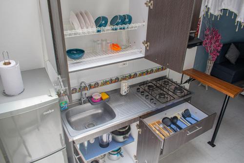 麦德林Apartamento Rincon sereno的一间带水槽和炉灶的小厨房