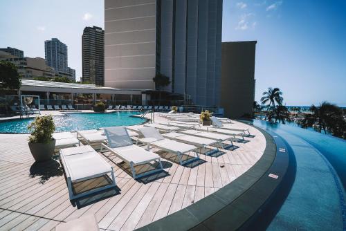 檀香山威基基普林斯酒店的一组躺椅和一个游泳池
