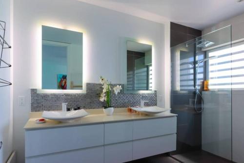 KoolbaaiBlue Sanctuary的浴室设有2个水槽和2面镜子