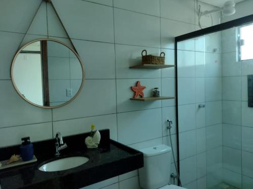 路易斯科雷亚Chaleville 2301, Praia do maramar, luis correia的一间带水槽、镜子和卫生间的浴室