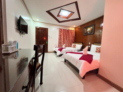 公主港马里亚菲酒店的酒店客房设有两张床和电视。