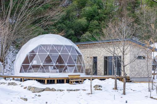 阿智村mokki STARDUST GLAMPING的雪中带圆顶的建筑
