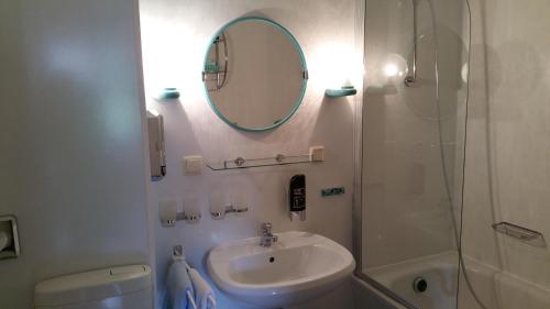 加尼索耐克旅馆的一间浴室