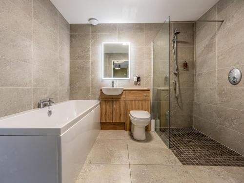 ColliestonMurlin的带浴缸、卫生间和盥洗盆的浴室