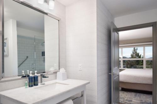 维多利亚维多利亚门户福朋喜来登酒店的白色的浴室设有水槽和镜子