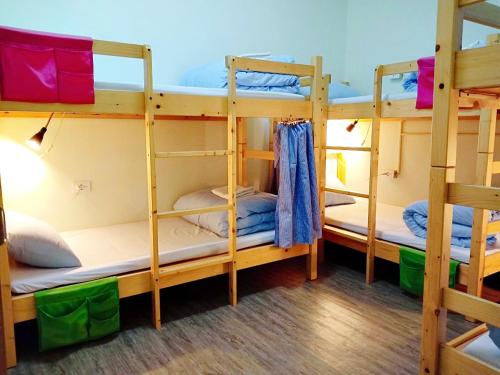 Yuanli任意宿青年旅舍的宿舍内一间设有三张双层床的客房