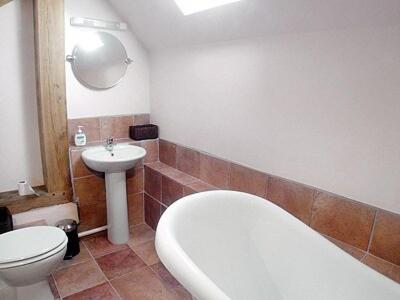 斯泰宁老车库小屋的带浴缸、卫生间和盥洗盆的浴室