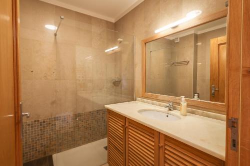 圣港Pedra do Jota的浴室配有盥洗盆、镜子和浴缸