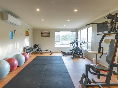 坎贝尔港坎贝尔港恩阿马假日公园的健身房,配有跑步机和健身器材